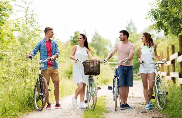 Boldog meg a fix kerékpár felszerelés, nyáron — Stock Fotó