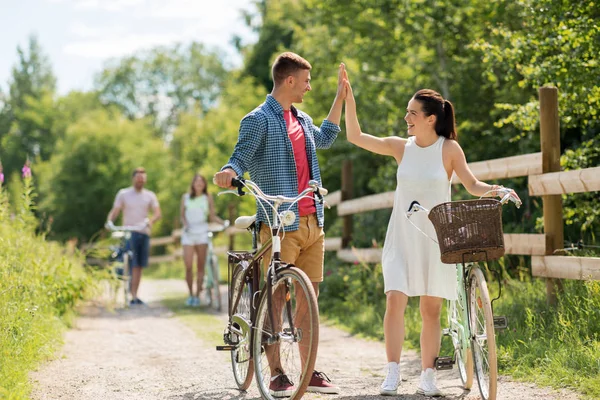 Yaz aylarında çak bir beşlik yapma Bisiklet ile çift — Stok fotoğraf