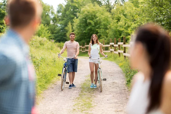 Happy friends with fixed gear bicycles in summer — Stock Photo, Image