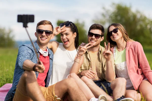 Arkadaşlık Eğlence Teknoloji Kavramı Selfie Sopa Tarafından Açık Havada Yaz — Stok fotoğraf