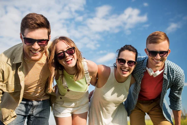 Mutlu genç arkadaşlar açık havada yaz aylarında gülüyor — Stok fotoğraf