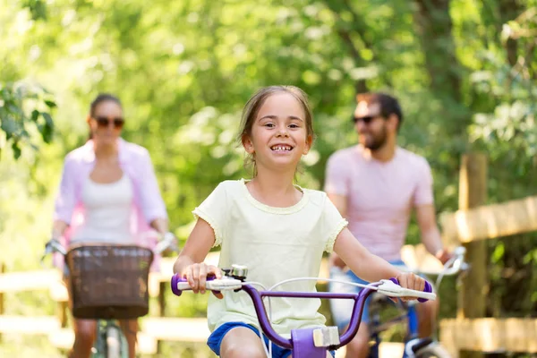 Yaz parkında bisiklet süren mutlu bir aile. — Stok fotoğraf