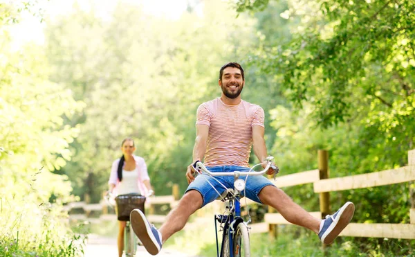 Happy couple with bicycles at summer park — Stock Photo, Image