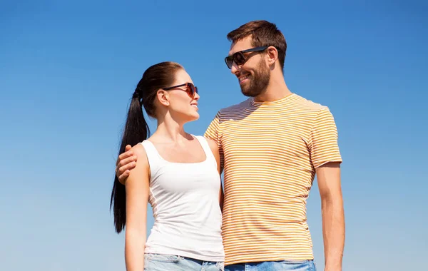 Couple heureux en lunettes de soleil en plein air en été — Photo