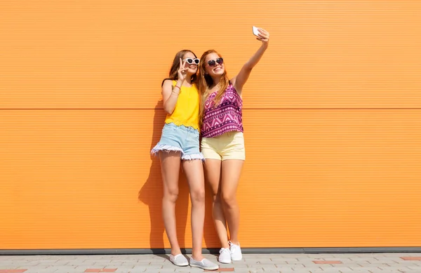Tonåring flickor tar selfie av smartphone i sommar — Stockfoto