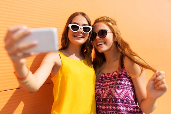 Teenager-Mädchen machen im Sommer Selfie mit dem Smartphone — Stockfoto