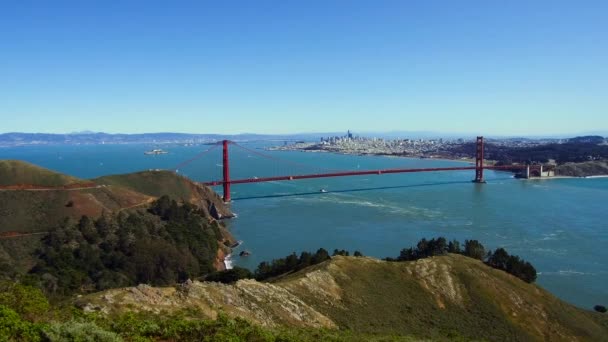 Vista sul ponte della porta d'oro sulla baia di San Francisco — Video Stock