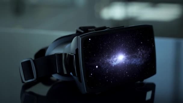 Vr-Headset mit Virtual-Space-Animation — Stockvideo