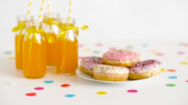 Donuts e limonada ou suco em garrafas de vidro — Vídeo de Stock