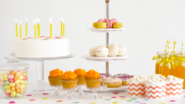 Jedzenie i napoje na stole na przyjęciu urodzinowym — Wideo stockowe