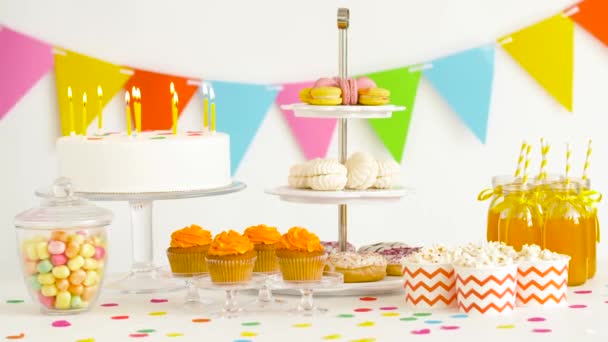 Comida y bebidas en la mesa en la fiesta de cumpleaños — Vídeos de Stock