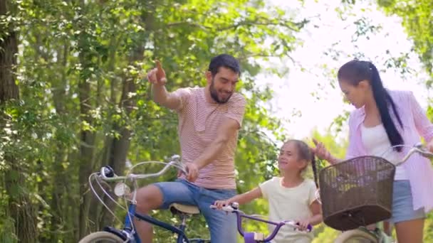Boldog családi biciklizés a nyári parkban — Stock videók