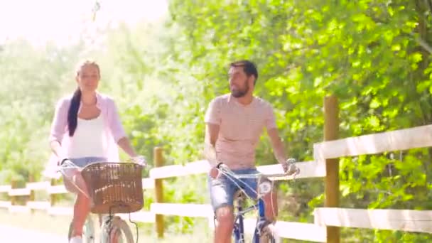 Casal feliz andar de bicicleta no parque de verão — Vídeo de Stock