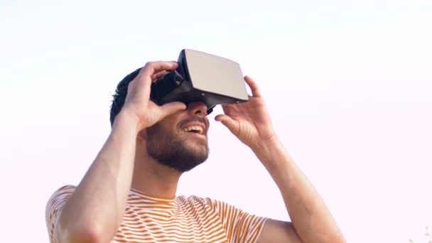 Uomo sorridente in realtà virtuale auricolare all'aperto — Video Stock