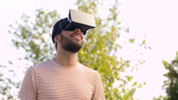 Sonriente hombre en realidad virtual auriculares al aire libre — Vídeo de stock
