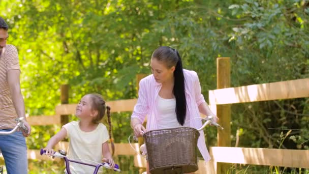 Счастливая семья езда на велосипедах в летнем парке — стоковое видео