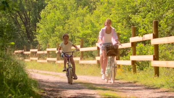 Felice famiglia a cavallo biciclette nel parco estivo — Video Stock