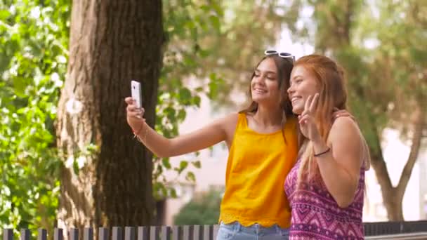 Chicas adolescentes tomando selfie por teléfono inteligente en verano — Vídeos de Stock