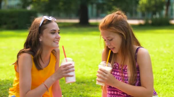 Концепция Отдыха Дружбы Счастливые Улыбающиеся Девушки Друзья Подростки Пьют Молочные — стоковое видео
