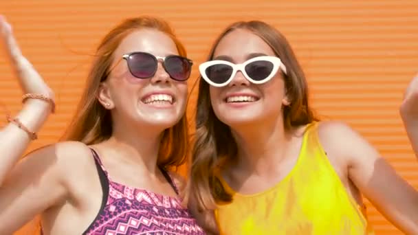 Lachende tienermeisjes in zonnebril handen zwaaien — Stockvideo
