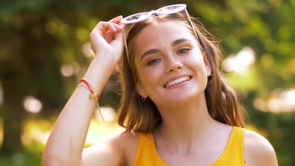 Портрет счастливой девочки-подростка в летнем парке — стоковое видео