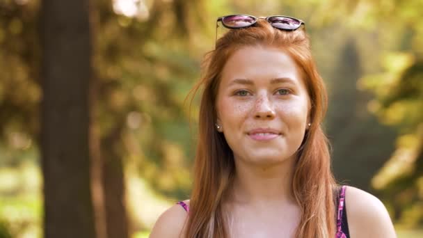 Portrait de rousse adolescente dans le parc d'été — Video