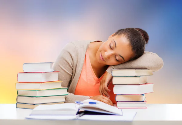 Fatigué étudiant fille dormir sur avec pile de livres — Photo