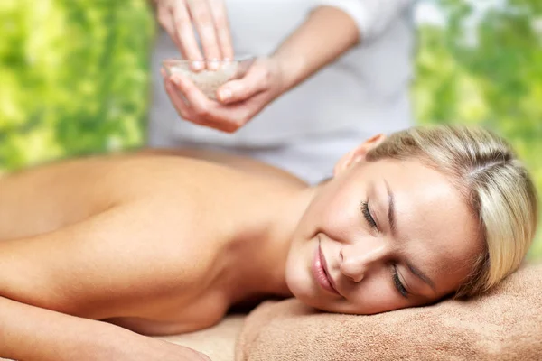 Primer plano de la mujer teniendo masaje de sal en el spa — Foto de Stock