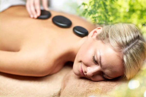 Primer plano de la mujer teniendo masaje de piedra caliente en el spa —  Fotos de Stock