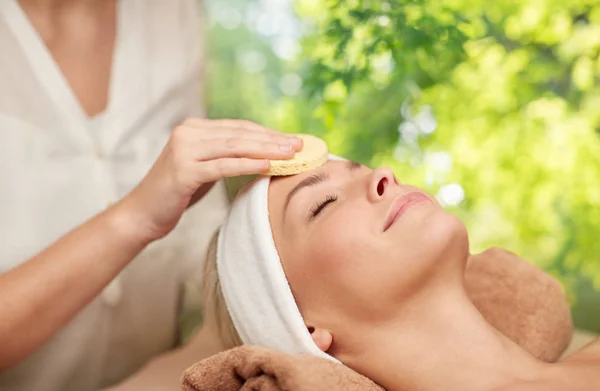 Gros plan de femme ayant visage massage dans spa — Photo