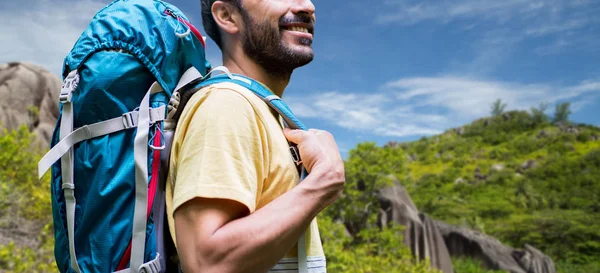 Close up of man with backpack over seychelles — Stock Photo, Image