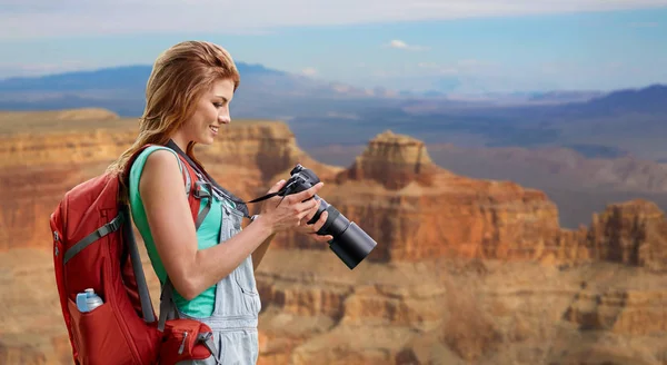 Kvinna med ryggsäck och kamera på grand canyon — Stockfoto