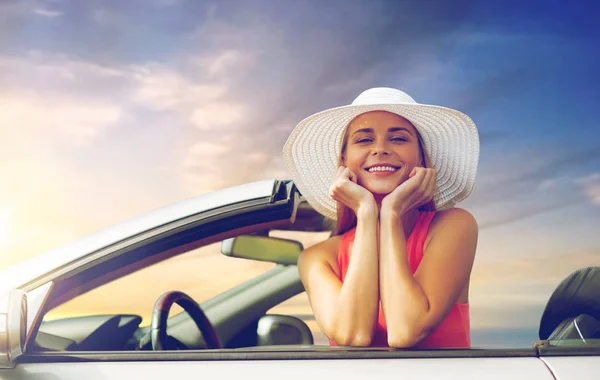 Счастливая молодая женщина в кабриолете над небом — стоковое фото
