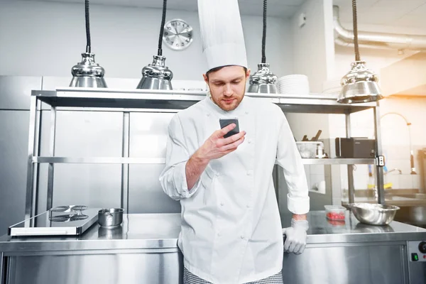 Chef cuisinier avec smartphone au restaurant cuisine — Photo