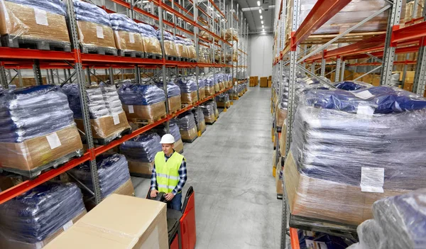 Lader operationele heftruck in het magazijn — Stockfoto