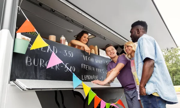 Customers or friends and saleswoman at food truck — Stock Photo, Image