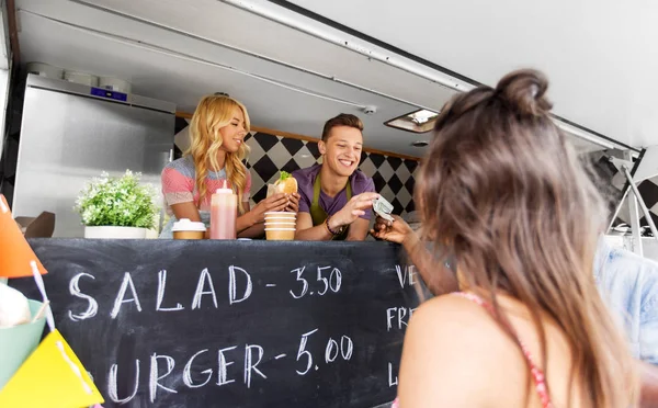 Happy customers buying burger at food truck — Stock Photo, Image