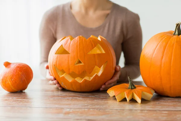 ハロウィンかぼちゃの家庭での女性のクローズ アップ — ストック写真