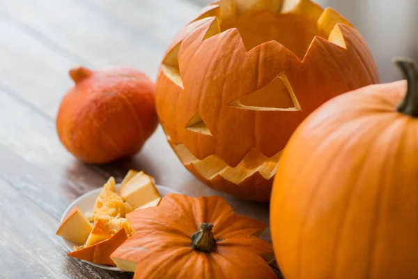ジャック-o-ランタンや彫刻のハロウィンかぼちゃ — ストック写真