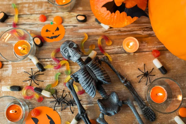 Decorazioni di Halloween e caramelle tavole di legno — Foto Stock