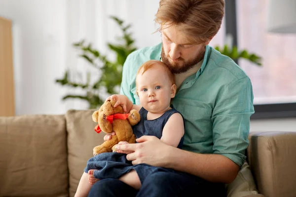 Father and baby daughter with teddy bear at home — Stock Photo, Image