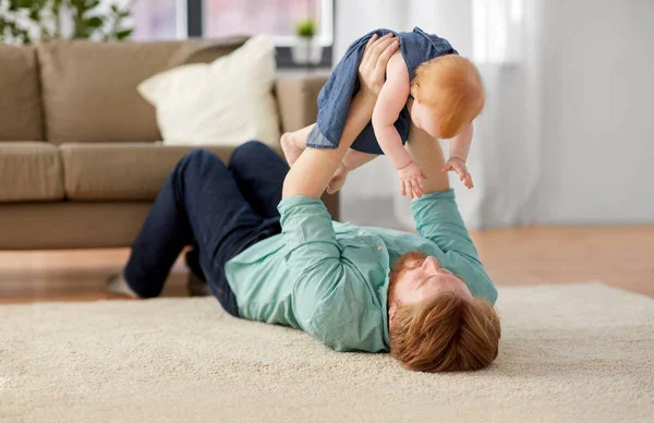 Padre feliz con la niña en casa —  Fotos de Stock