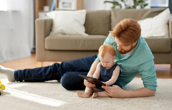 Padre e hija del bebé con la tableta PC en casa — Foto de Stock