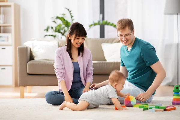 Счастливая семья с мальчиком, играющим дома — стоковое фото