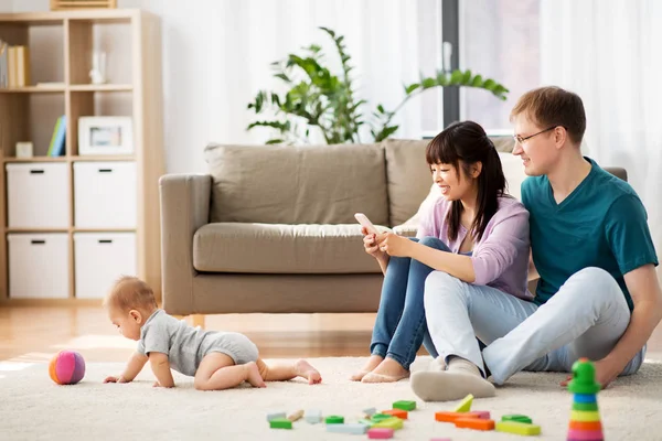 Familia feliz con el niño en casa — Foto de Stock