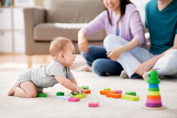 Família feliz com menino brincando em casa — Fotografia de Stock
