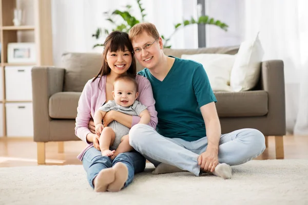 Счастливая семья с маленьким мальчиком дома — стоковое фото