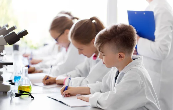 Kinderen, chemie op school laboratorium bestuderen — Stockfoto