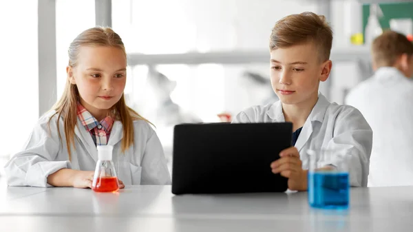 Niños con tablet pc en el laboratorio escolar — Foto de Stock