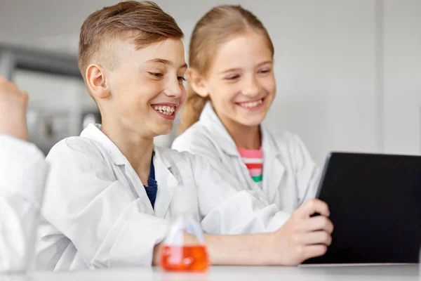 Дети с планшетным ПК в школьной лаборатории — стоковое фото